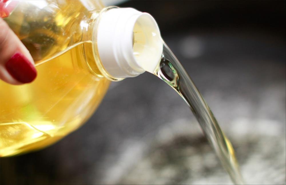 تراجع أسعار زيت الطعام السائب في الأسواق بنسبة 22 خلال أبريل الجاري